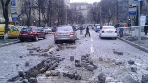 Под давлением воды прямо из середины проезжей части начала вылетать брусчатка. Фото: +Google Алексея Обухова