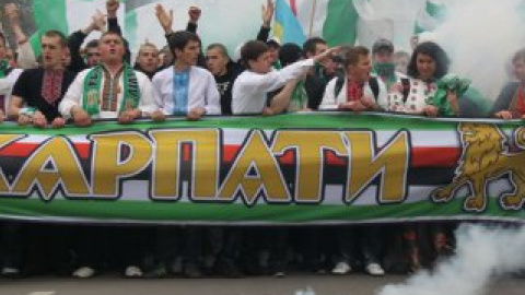 Во Львове 4 тыс. болельщиков ФК "Карпаты"  и "Динамо" провели марш в вышиванках.