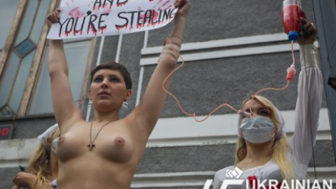 Акция движения Femen: "У меня рак, министр дурак"