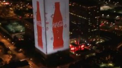 Видео транслирует культовую контурную бутылку и лучшие кадры из рекламы Coca-Cola.