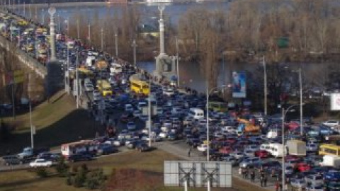 На развязки возле моста Патона постоянные пробки в часы пик.