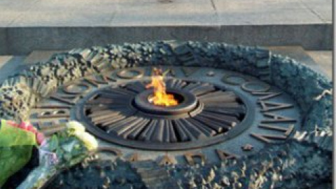 Подойти к монументу можно было только преодолев несколько рамок металлодетекторов.