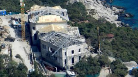 Поместье на мысе Айя уникально, ведь шоссе из Ялты на Севастополь в этом месте начинает обходить мыс и углубляется в сушу.