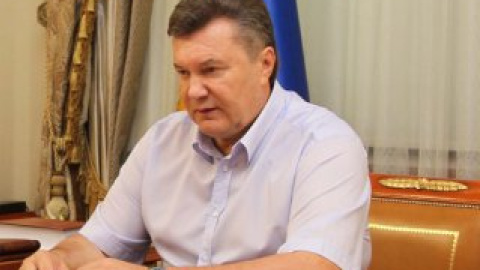 Возможно, часы были надеты наоборот для того, чтобы чиновникам было удобнее следить за временем.