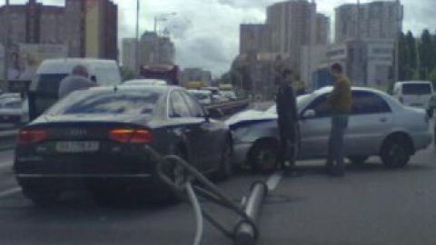 В Киеве на новой развязке упали два столба, спровоцировав ДТП