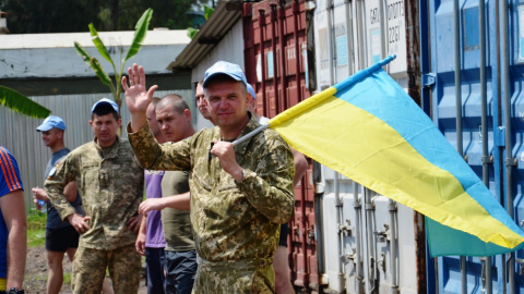 Миротворцы чтят казацкие традиции. Українське фото