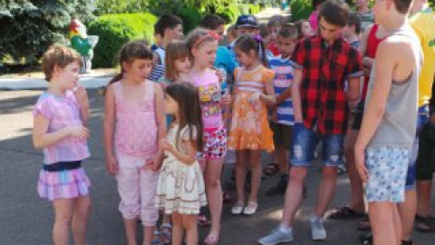 Діти оздоровлюються в літніх таборах біля  Кривого Рогу й Скадовська.