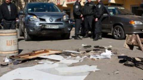 По всей видимости, парковщик не справился с управлением.