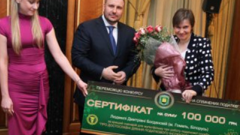 Победительница конкурса с подарочным сертификатом на сумму 100 тыс грн.