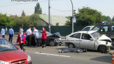 От удара автомобили разбросало по дороге.