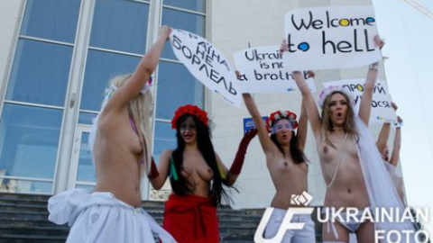 Акция движения Femen "Невесты для папуасов"