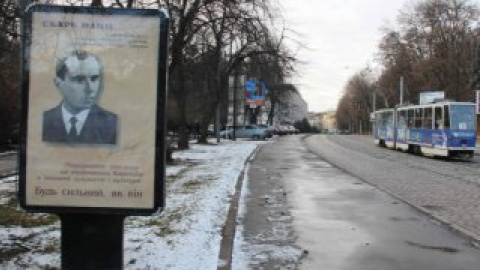На плакате размещена цитата Бандеры и внизу написано "Будь сильний, як він!"