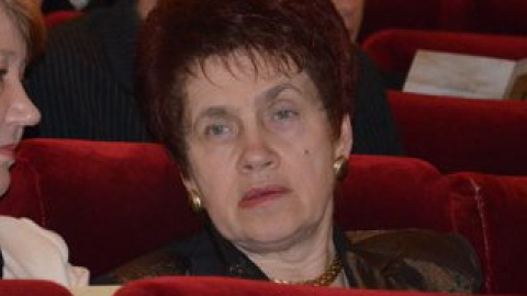 Охрана у входа в театр в Донецке обыскивала всех из-за первой леди страны.