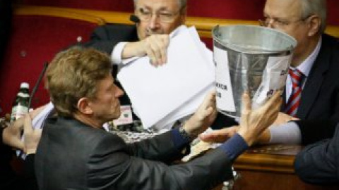 Рада начала заседание с драки между депутатами БЮТ и ПР.