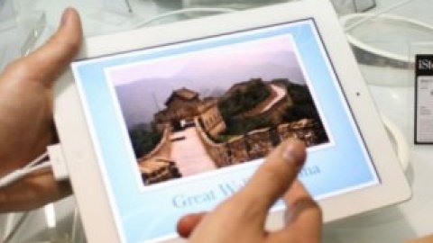 С самого утра iPad 2 уже лежали на прилавках iStore.