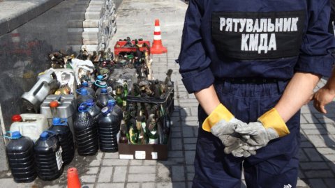 На Майдане продолжается субботник