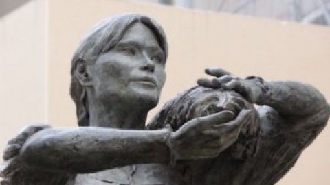 Работница Карла Бруни в камне.