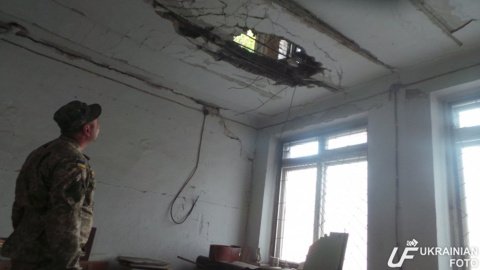 ​Украинские военные ремонтируют школу в Луганском