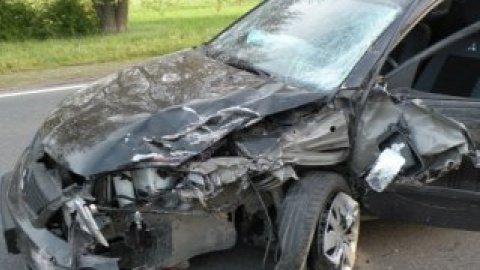 Автомобиль Mitsubishi выехал на встречную и столкнулся с "Жигулями"