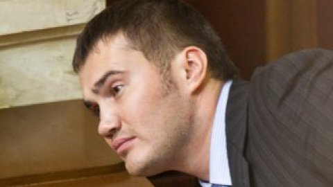 Виктор Янукович отдал свою карточку для голосования коллегам.