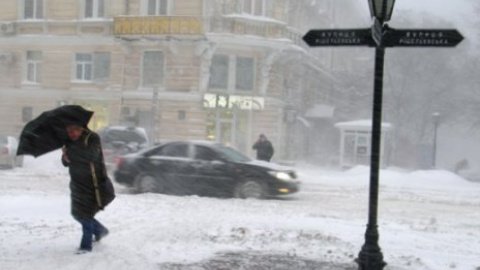 Рекордный снегопад парализовал движение в Одессе