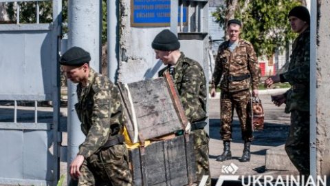 Украинские военные покидают часть в Перевальном