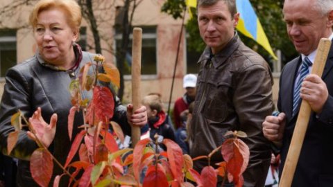 Лидеры "ЗАСТУПа" во Львове высадили калиновую аллею в память об украинских солдатах, погибших в зоне АТО