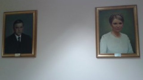 На месте портрета остался лишь пустой кронштейн.