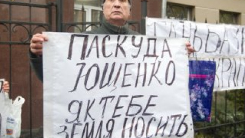 По мнению Ющенко, мужчина пришел "за деньги".