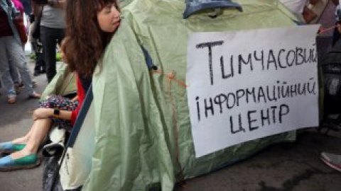 На палатке размещена табличка с надписью "Временный информационный центр".