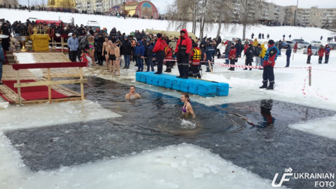 У Києві в Дніпрі пройшли "водохресні купання"