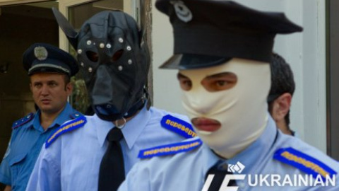 Перфоманс движения Гая Фокса у здания МВД
