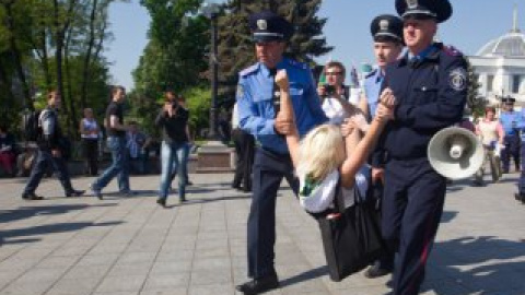 Трех девушек отнесли в милицейский транспорт.