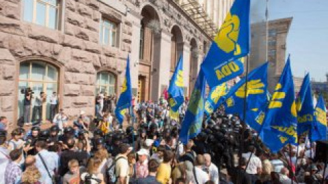 Милиция призывает митингующих содействовать правоохранителям в охране общественного порядка.