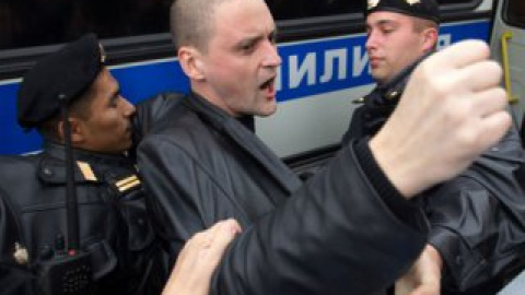Удальцова задержали сразу же по прибытию к зданию. Кадр НТВ, архив