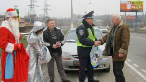 Дед Мороз останавливал автомобили.