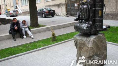 Во Львове открылся первый в мире памятник рюкзаку