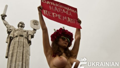 Акция Femen "Родина-мать, научи побеждать!"