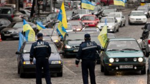 Таксисты ездят вокруг Кабмина.