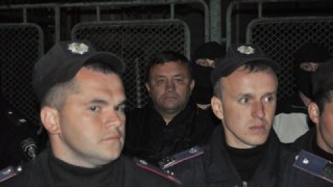 Владимир Балагура в окружении силовиков.