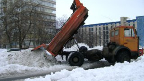 Возмущенные водители и местные жители устроили самосуд коммунальщику, разбив лицо.