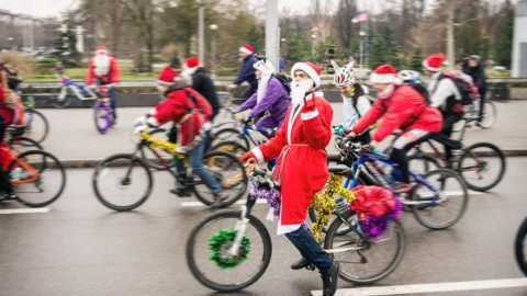 В украинских городах прошли праздничные пробеги в костюмах Санта-Клаусов