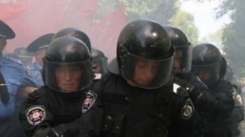 Милиция в дыму на митинге в Тернополе.