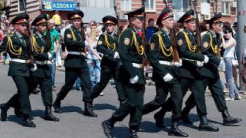 Торжественным маршем прошли у Монумента Вечной Славы воинские части Днепропетровского гарнизона.