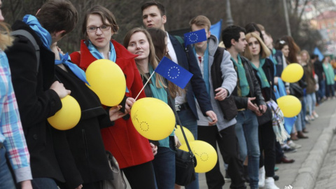 ​Студенти напередодні референдуму в Нідерландах утворили живий ланцюг