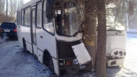 После столкновения автобус въехал в электрическую опору освещения.
