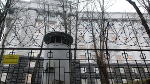 В канун Нового года Кабмин украсил забор колючей проволокой.