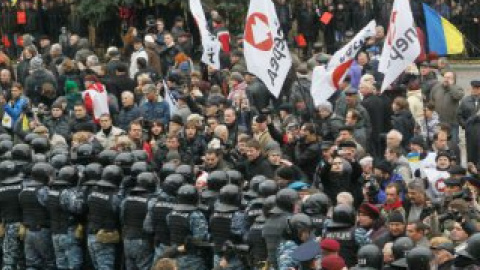 Митингующие под Радой снова снесли забор. Произошла драка со спецназом (видео)