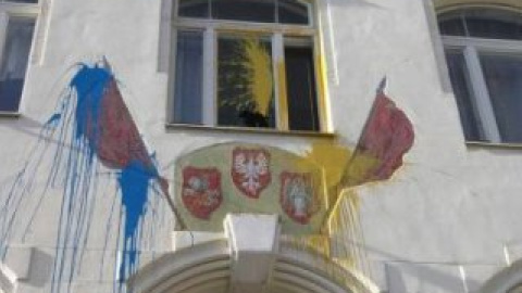 В ночь с 29 на 30 марта школу облили краской.