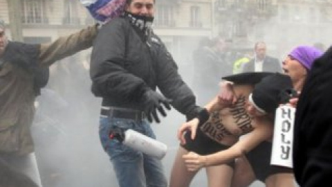 Несколько недовольных протестующих ударили активисток.